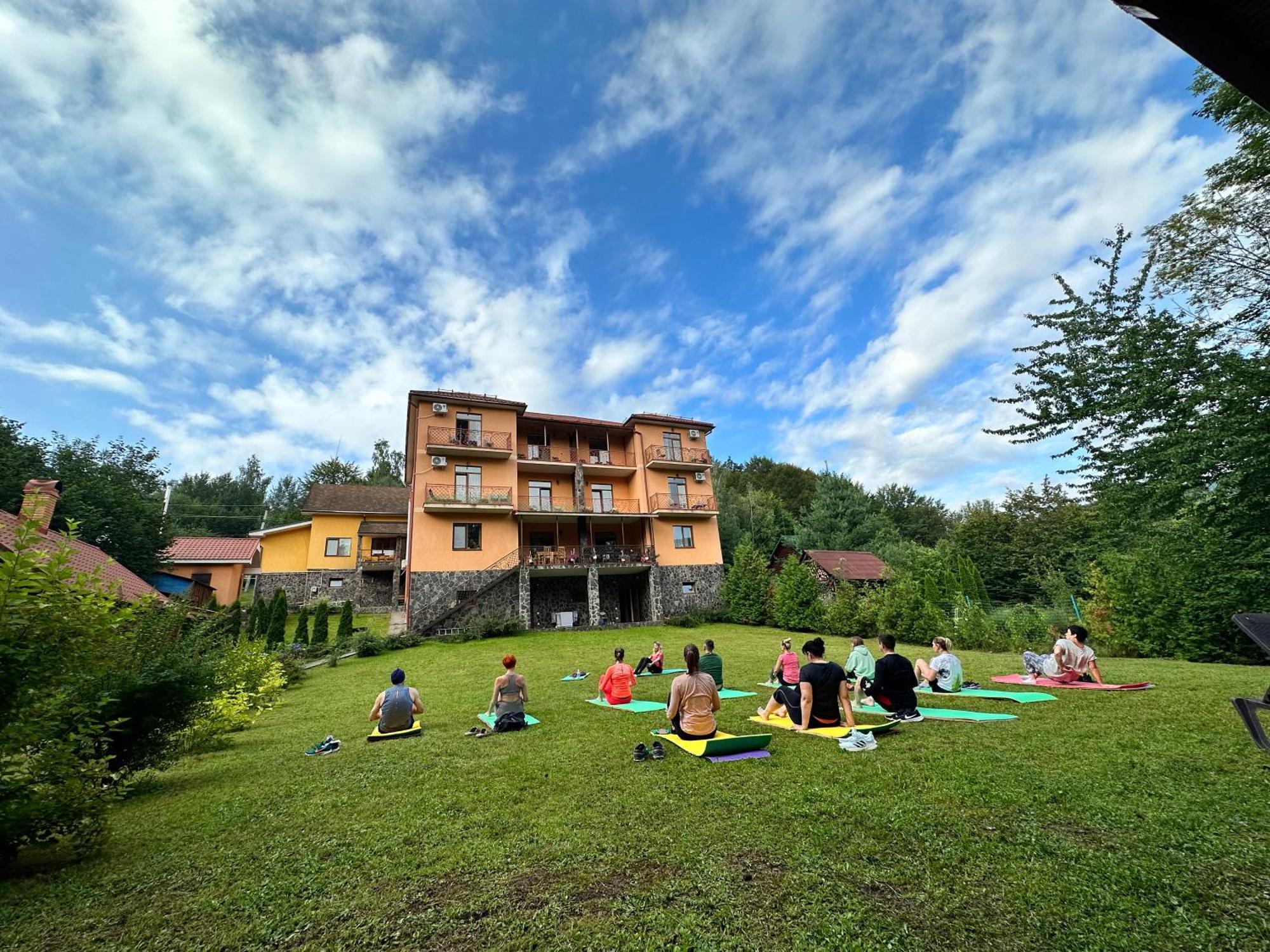 Vovk Gasthaus Sinjak Exteriör bild